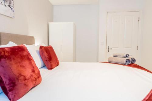 Cama o camas de una habitación en Cosy Two Bedroom Apartment in Crewe, Free Parking