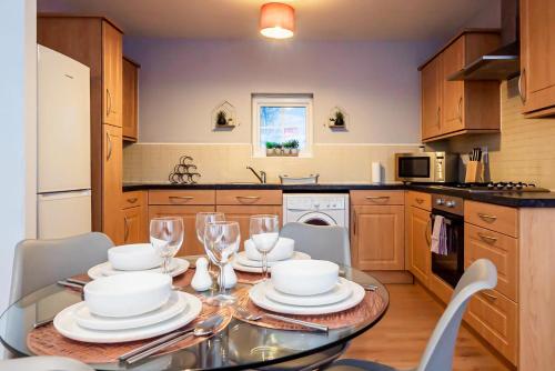 Una cocina o zona de cocina en Cosy Two Bedroom Apartment in Crewe, Free Parking