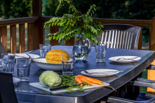 une table avec un chiffon de table bleu et des légumes dessus dans l'établissement Camping les Avignon - la Laune, à Villeneuve-lès-Avignon