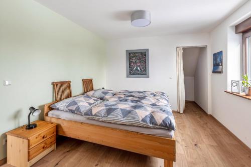ein Schlafzimmer mit einem Bett und einer Holzkommode in der Unterkunft Ferienwohnung Am Süßen See in Seeburg