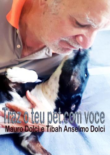 a man brushing a dog with a tooth brush at Casa na praia de Setiba com panorama fantástico in Guarapari