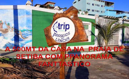 a sign for a restaurant in front of a building at Casa na praia de Setiba com panorama fantástico in Guarapari