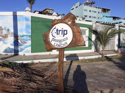 a sign in front of a building at Casa na praia de Setiba com panorama fantástico in Guarapari