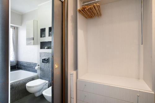 un baño con inodoro y bañera en La dimora della Poesia, en Imperia