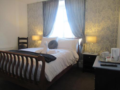 - une chambre avec un lit avec un animal rembourré dans l'établissement Captain Howey Hotel, à Kent
