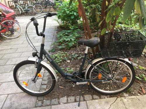 een fiets met een mand geparkeerd op een stoep bij 2-Zimmer-Apartment "Monbijou" am Hackeschen Markt in Berlijn