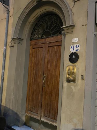 una puerta de madera en el lateral de un edificio en Suites - ghibellina 92, en Florencia