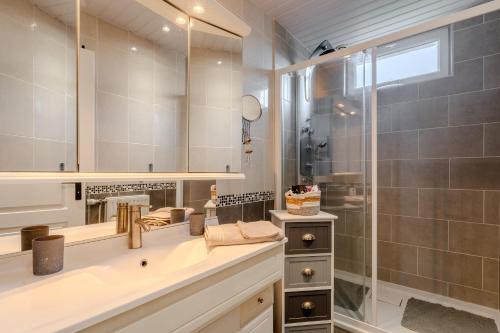 a bathroom with a sink and a shower at Le monde de Lucy in Annoeullin