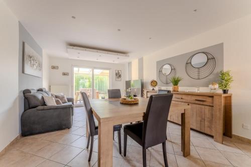 une salle à manger et un salon avec une table et des chaises dans l'établissement Le monde de Lucy, à Annoeullin