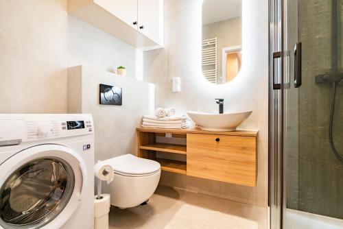 a bathroom with a washing machine and a sink at ApartamentySnu, Bulwary IV z parkingiem in Radom