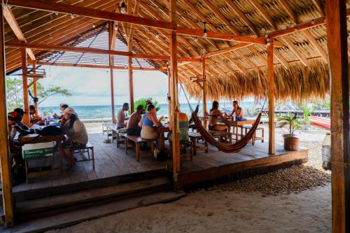 Restoran või mõni muu söögikoht majutusasutuses Santa Lova Eco-hostel Isla Tintipan