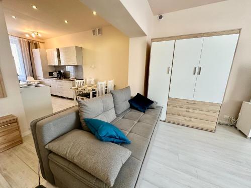 a living room with a couch and a kitchen at Apartament Vistula Centrum 4 in Wisła