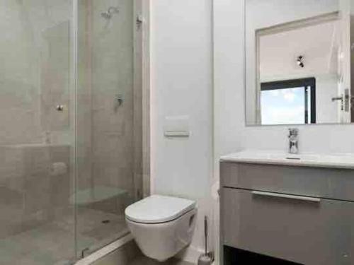 y baño con aseo, ducha y lavamanos. en Luxury apartment in Newlands, en Ciudad del Cabo