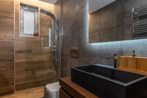 y baño con lavabo negro y ducha. en Stylish Abode Under Acropolis W/ Sunny Courtyard! en Athens