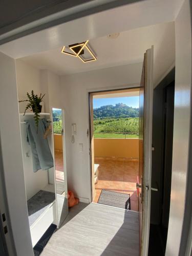 Zimmer mit einem Spiegel und einer Tür mit Aussicht in der Unterkunft Apartment- Metzingen in Metzingen