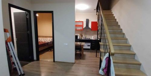 einen Flur mit einer Treppe, die zu einem Schlafzimmer führt in der Unterkunft Full house in Tbilisi City