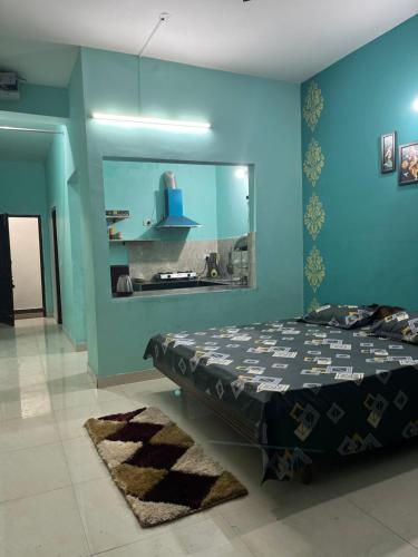 una camera con letto e parete blu di Anusha's Studio Room in Zirakpur Chandigarh a Zirakpur