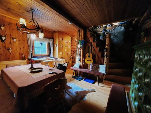 ein Zimmer mit einem Tisch und einer Gitarre in einem Zimmer in der Unterkunft Chalet Hüttentraum by Globalimmoservice in Bad Kleinkirchheim