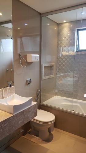 a bathroom with a toilet and a sink and a shower at Laggus Residencial Náutico in Ferraria