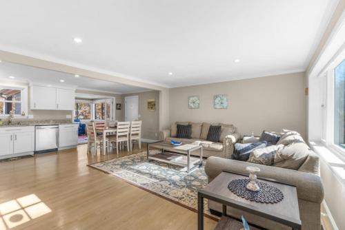 Η κουζίνα ή μικρή κουζίνα στο Cozy Spacious Home Walk to the Beach and 1 Mile to Downtown Hyannis