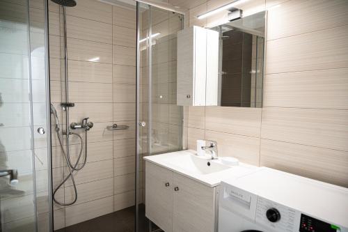 Koupelna v ubytování Elegant apartment with breathtaking cityscape view (Drap_F5)