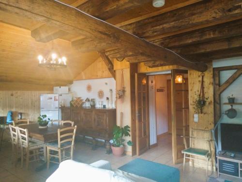 une cuisine et une salle à manger avec une table et une salle à manger dans l'établissement Charmant duplex 70m2,type châlet savoyard, à Bourg-Saint-Maurice