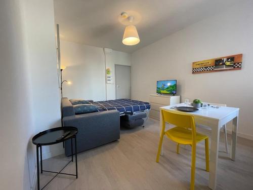 una pequeña sala de estar con sofá y mesa. en Le gambetta Hypercentre-Calme-wifi en Saint-Étienne