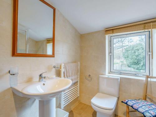 La salle de bains est pourvue d'un lavabo, de toilettes et d'une fenêtre. dans l'établissement 3 Bed in Ramsgill 87478, à Bouthwaite