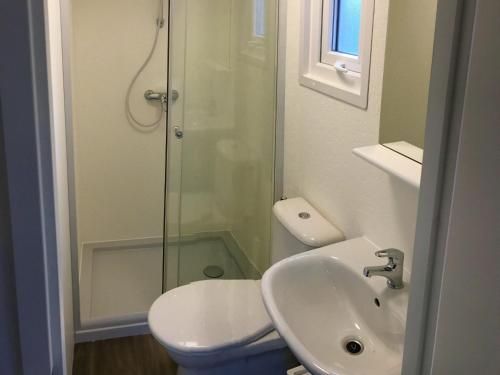 Et badeværelse på Greenchalets Frejus Saint Aygulf