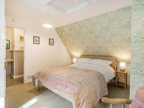 1 dormitorio con cama y pared en 1 bed in Little Walsingham 87077, en Little Walsingham