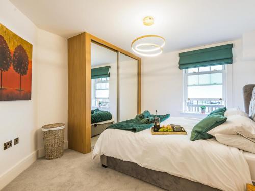 a bedroom with a bed and a large mirror at 1 Bed in Brockenhurst 87525 in Brockenhurst