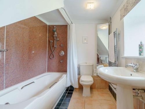 ein Badezimmer mit einer Badewanne, einem WC und einem Waschbecken in der Unterkunft 2 bed in Alston 87047 in Garrigill