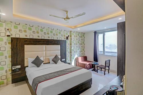 Schlafzimmer mit einem Bett, einem Schreibtisch und einem Stuhl in der Unterkunft The Nirvana Delhi Airport in Neu-Delhi