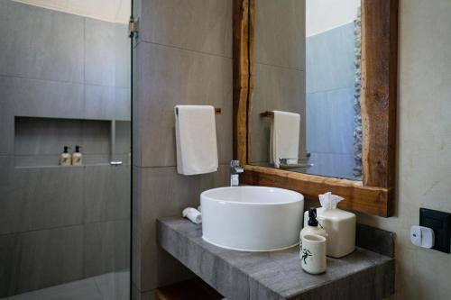 a bathroom with a sink and a mirror at Mero Mero Hotel in El Cuyo