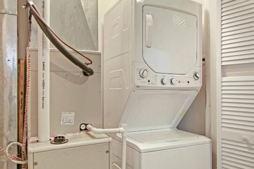 biała pralka i suszarka w małym pokoju w obiekcie Enchanting 2BR Apt with In-unit Laundry - 53rd St 3 w Chicago