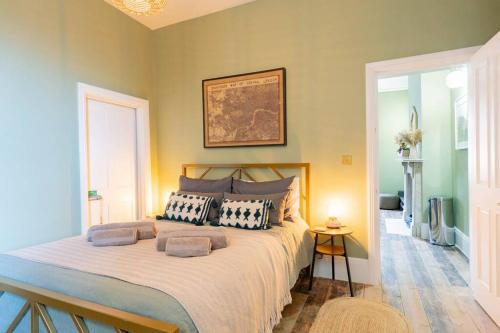 um quarto com uma cama grande com almofadas em Stunning Boutique Flat in Central Location - Alfred em Bath