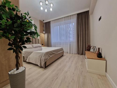 sypialnia z łóżkiem i doniczką w obiekcie KSY Hotel Family Stay w mieście Tbilisi City