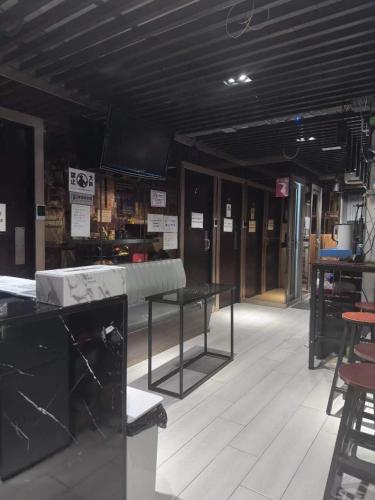 Un restaurante o sitio para comer en Sleep Cubee Hostel