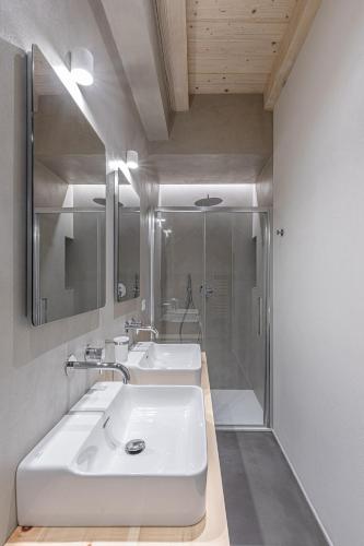 a bathroom with two sinks and a shower at La Casa Rosa bnb in Florence