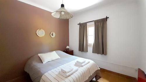 sypialnia z łóżkiem z dwoma ręcznikami w obiekcie Casa Gloria y Vicente w mieście Potrerillos