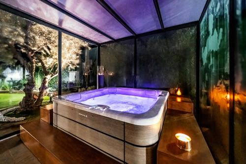 bañera en una habitación con árbol en L'Organetto, Luxury B&B en Lido di Fermo