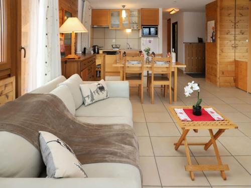un soggiorno con un divano bianco e un tavolo di Apartment Quille du diable 19 by Interhome a Nendaz