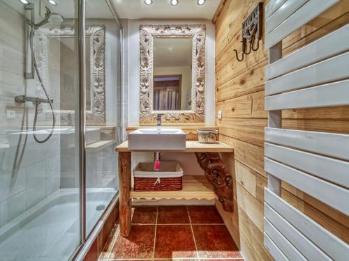 une salle de bain avec un lavabo et une douche dans l'établissement Apartment Belleville Caron 1 - 1213 by Interhome, aux Menuires