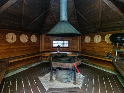 - Vistas al interior de una cabaña de madera con fogones en Holiday Home Rajamaja by Interhome, en Palikainen
