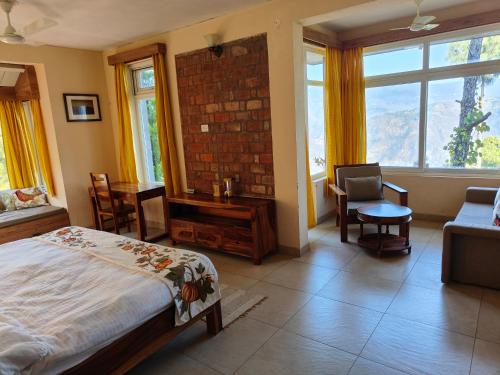 Una cama o camas en una habitación de Azalea
