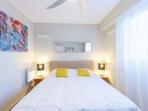 Ένα ή περισσότερα κρεβάτια σε δωμάτιο στο Apartment Les Ecureuils-1 by Interhome