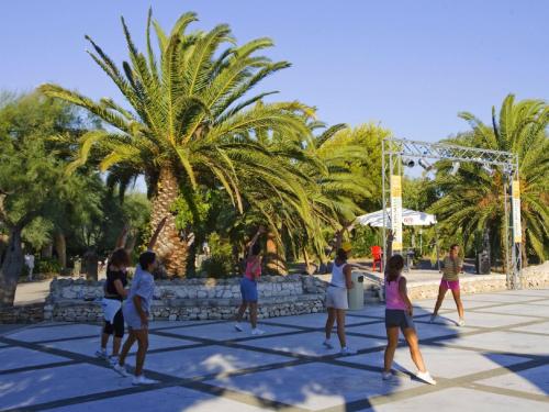 un grupo de personas jugando al baloncesto en Holiday Home Happy Camp Mobilhome Torre Rinalda by Interhome, en Lecce