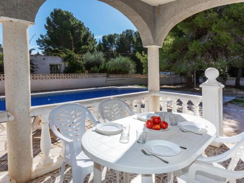 Les tres CalesにあるVilla Villa Nido by Interhomeの白いテーブルと椅子、プール付きのパティオ