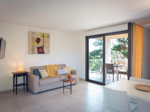 un salon avec un canapé et une table dans l'établissement Apartment MB4 by Interhome, à Moriani-Plage