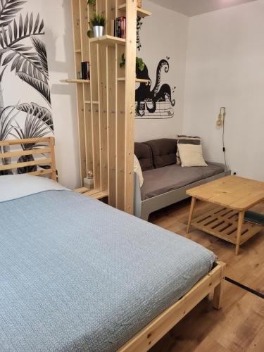 un salon avec un lit et un canapé dans l'établissement Le Lavoir - Studio centre ancien sur placette, à Toulon